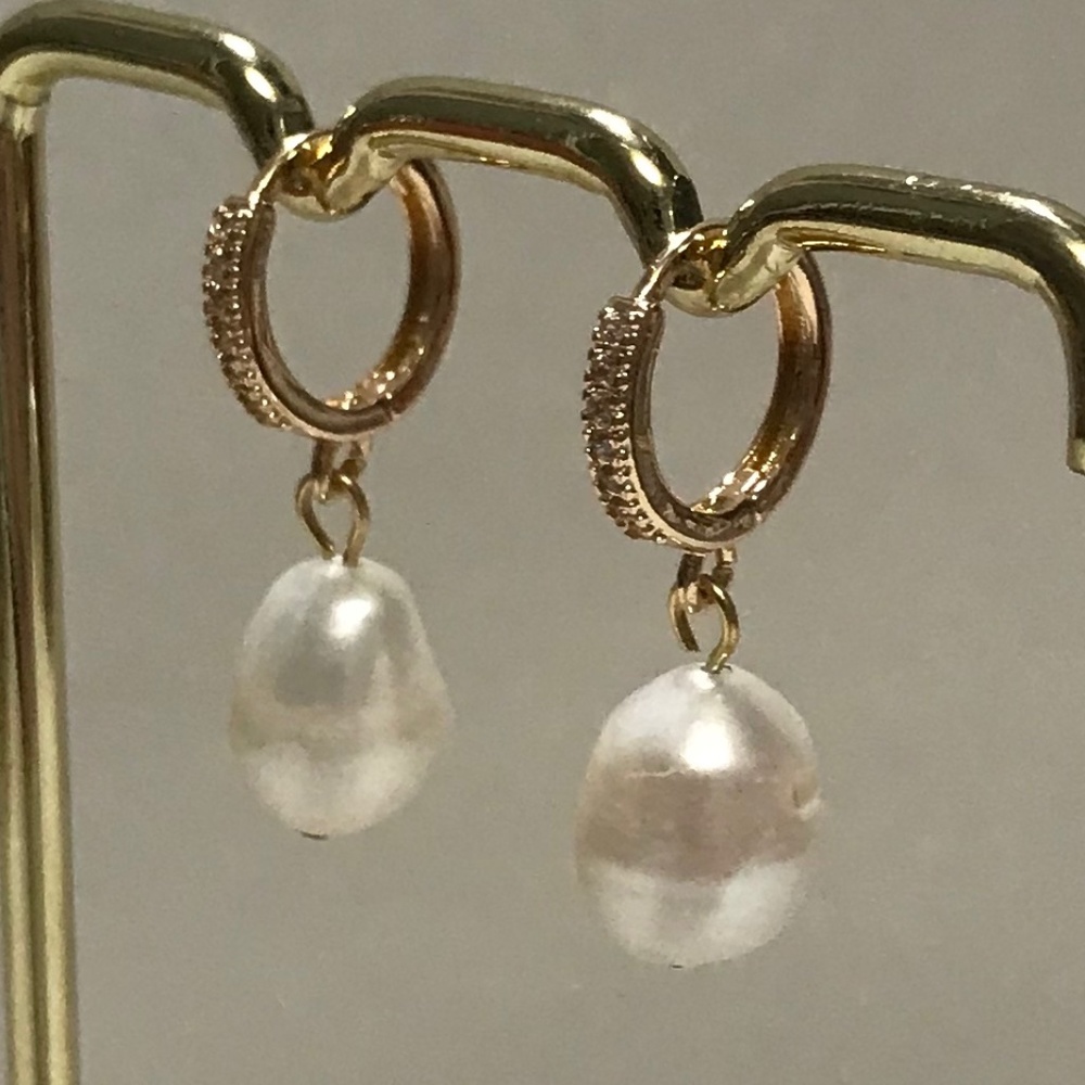 Kate Middleton Handmade Replica Earrings, Gold Rhinestone Hoops & Real Pearls - Picture 5 of 13